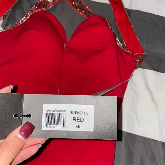 Size 4 Red Prom dress - Picture 4 of 4